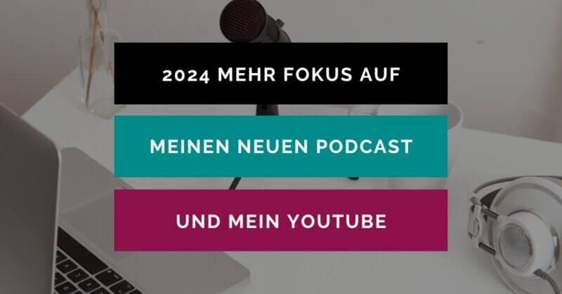 Weisser Schreibtisch mit einem aufgeklappten MacBook, einem Mikrofon und Kopfhörern, die darauf liegen. Als Text steht auf dem Bild in einem schwarzen, petrol- und pinkfarbenen Balken: "2024 mehr Fokus auf meinen neuen Podcast und mein YouTube".